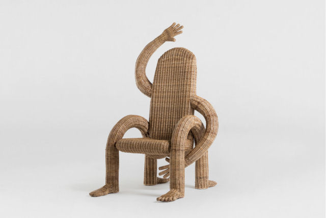 Cadeiras divertidas personificam os humanos que se sentam nelas