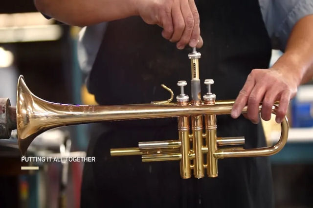 Como são feitos os lendários trompetes Bach?