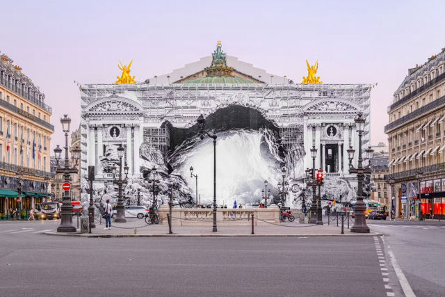 Dramática intervenção em caverna emerge do centro do Palais Garnier em Paris