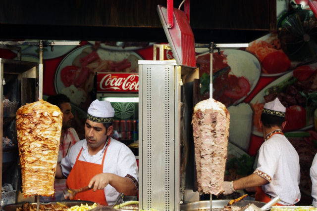 Como o döner kebab é preparado do começo ao fim