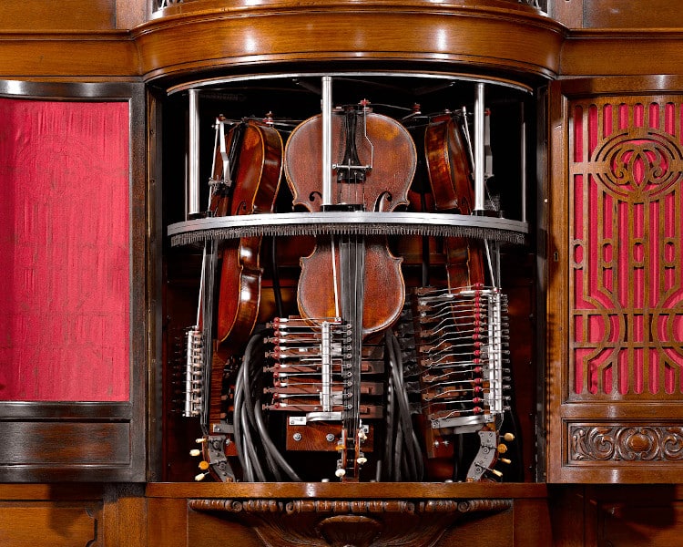 Esta máquina de música antiga toca piano e 3 violinos ao mesmo tempo