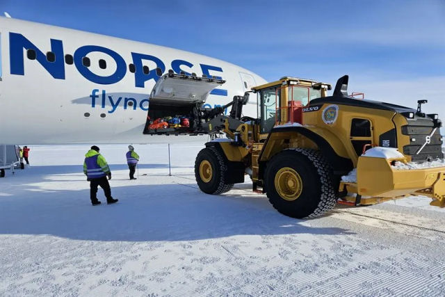 Primeiro Boeing 787 Dreamliner pousa em pista gelada na Antártida