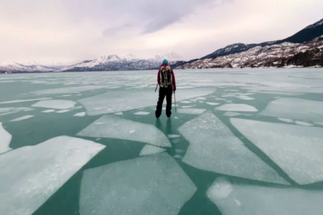 Patinar no gelo selvagem em lagos remotos do Alasca no  para qualquer um