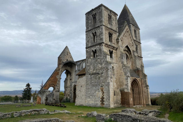 As belas ruínas de uma igreja românica do século XIII estão abandonadas em uma encosta húngara 