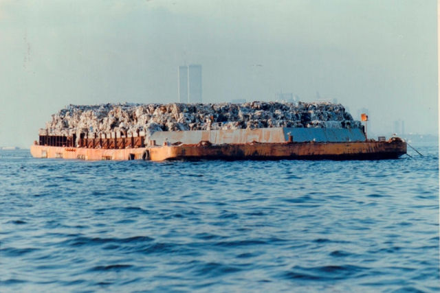 Mobro 4000, a histria da infame barcaa carregada de lixo txico, que vagou por meses na costa americana