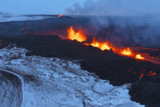 Espetaculares imagens de drone registram uma 'nova' erupo vulcnica na Islndia