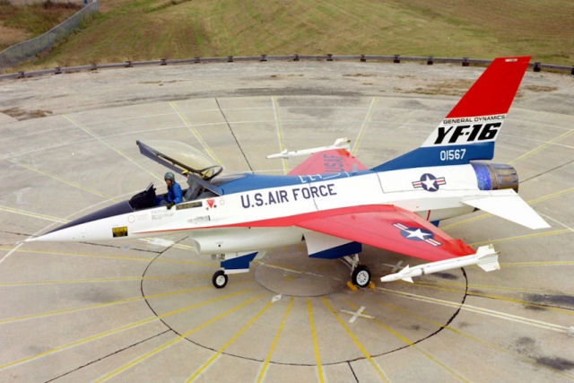 50 anos desde o primeiro voo, ainda que acidental, do F-16