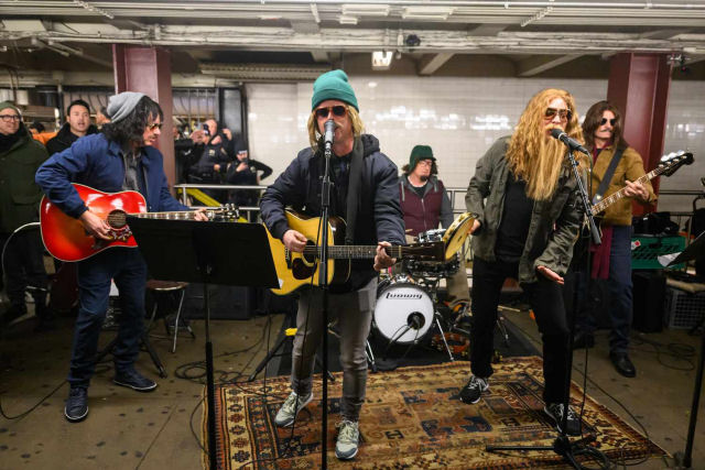 Veja o Green Day fazer uma apresentao acstica surpresa em uma estao de metr lotada de Nova York