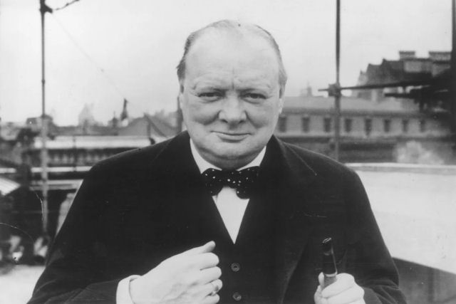 A dentadura que Winston Churchill usava para fazer discursos histricos em tempos de guerra est  venda