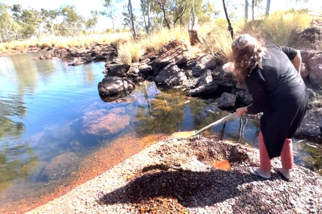 Como  feito um 'soakage', um mtodo indgena australiano para filtrar gua