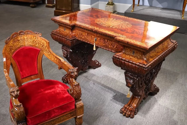 Esta elaborada escrivaninha real italiana do século 19 tem gavetas secretas habilmente escondidas