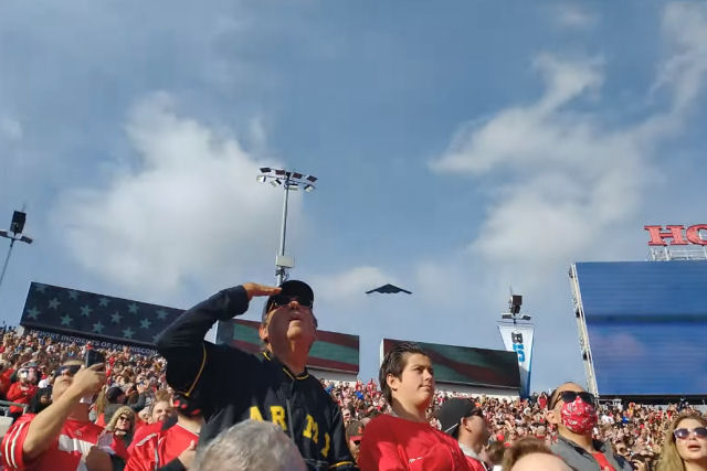 Fotógrafo aéreo espera três anos pela foto épica de um jato voando sobre o Rose Bowl