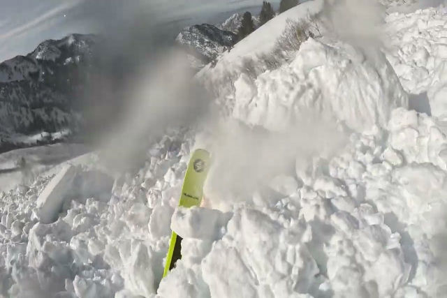 Câmera de capacete de esquiador captura imagens de avalanche 'de tirar o fôlego'