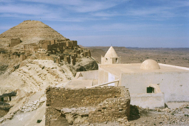 Guermessa, a encantadora vila esculpida no topo de uma montanha na Tunísia 