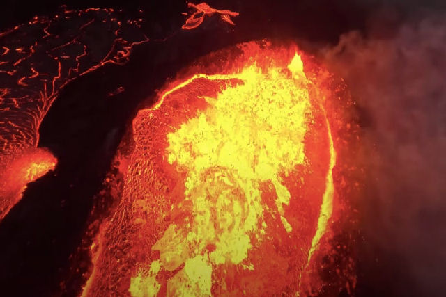 Cinegrafista compartilha imagens estressantes de seu drone colidindo com um vulcão islandês