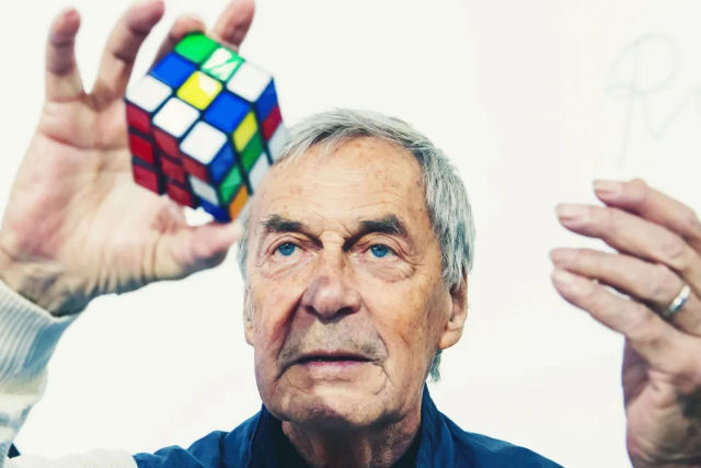 Há 50 anos, Erno Rubik queria ensinar arquitetura aos seus alunos e criou o quebra-cabeça mais famoso do mundo
