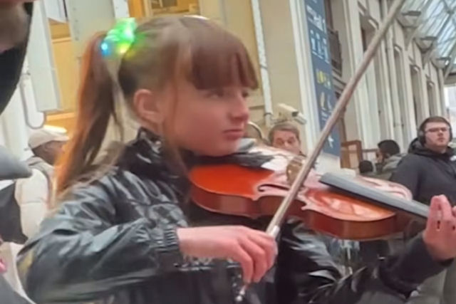 Talentosa violinista de 9 anos se junta ao pianista para apresentao improvisada de 'Carol of the Bells'