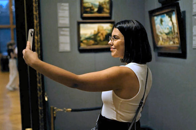 Tiradores de selfies esto causando danos incalculveis  arte de valor inestimvel nas galerias