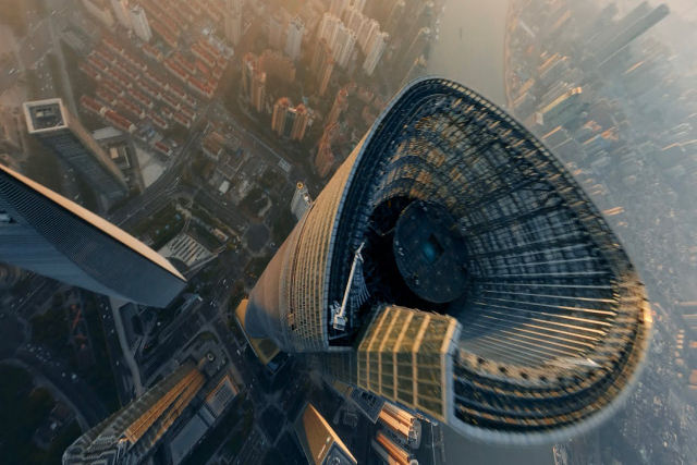 Um sobrevoo dos arranha-céus de Xangai a partir de uma visão acrobática de drone