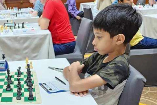 Prodígio cingapurense de 8 anos venceu um grande mestre do xadrez<br />
