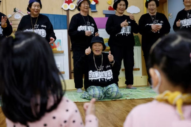 Grupo de vovs sul-coreanas traz vida de volta  pequena cidade atravs do rap