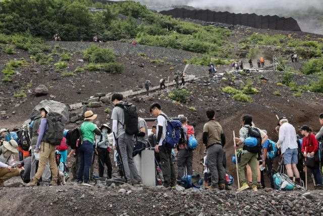 Japo cobrar para escalar o Monte Fuji para evitar que o turismo o transforme em um enorme depsito de lixo
