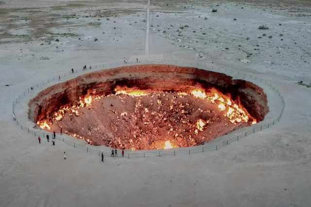 Turcomenisto quer extinguir a ardente Cratera Darvaza, conhecida como as Portas do Inferno