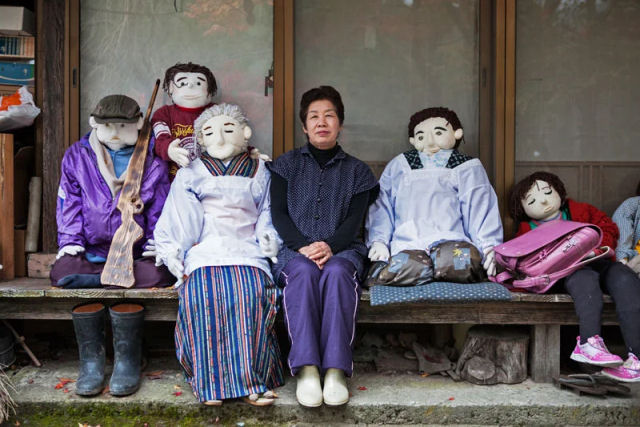 Vila japonesa est repleta de bonecos posando como pessoas reais e todos feitos por uma mulher