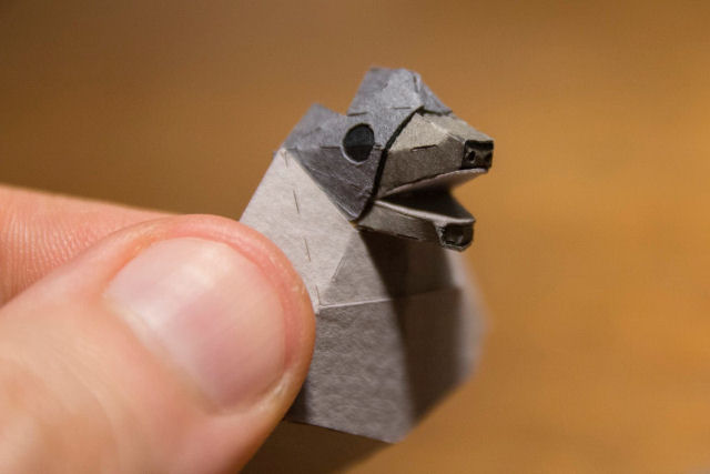 Meticulosas esculturas de papel celebram diversas espcies de morcegos em 'Pequenos amigos das trevas'