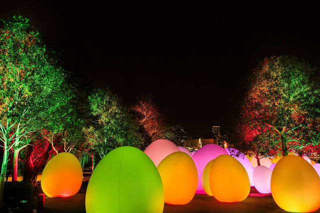 Dezenas de ovoides irradiam luz colorida em uma instalao interativa em Hong Kong