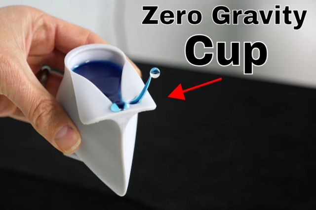 O design exclusivo de uma xcara de gravidade zero que ajuda os astronautas a beber no espao
