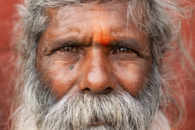 Retratos capturam os rostos coloridos de peregrinos durante um importante festival hindu