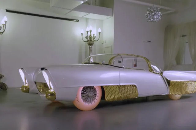 O futurstico carro-conceito Golden Sahara II tinha pneus luminosos e um bar de coquetis