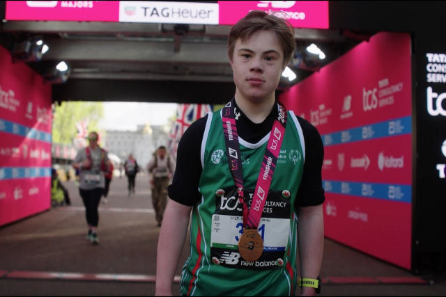 Jovem faz histria como a pessoa com Down mais jovem a terminar a Maratona de Londres