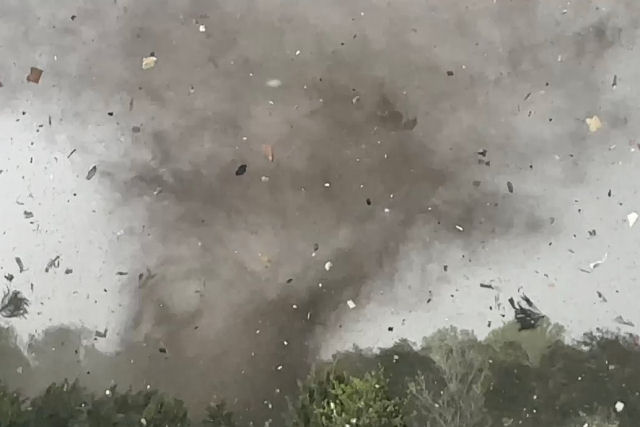 Caador de tempestades captura o mais insano vdeo de tornado