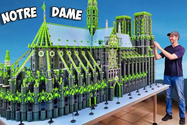 Veja uma corrida de bolinhas em uma maquete da Catedral de Notre Dame de quase trs metros de altura