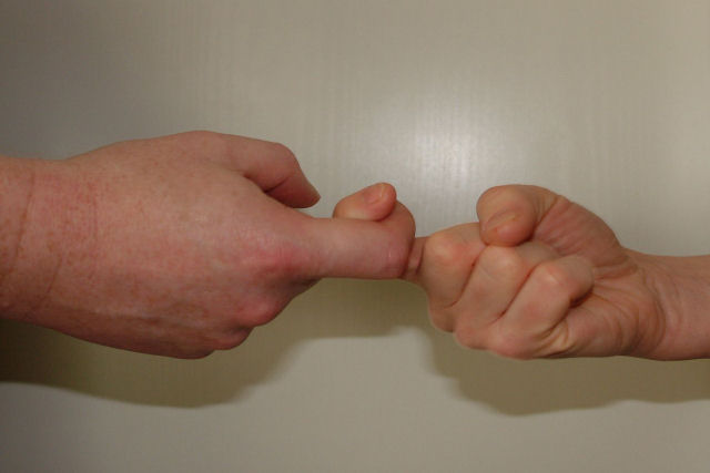 Alemes participam da tradicional competio puxe-meu-dedo