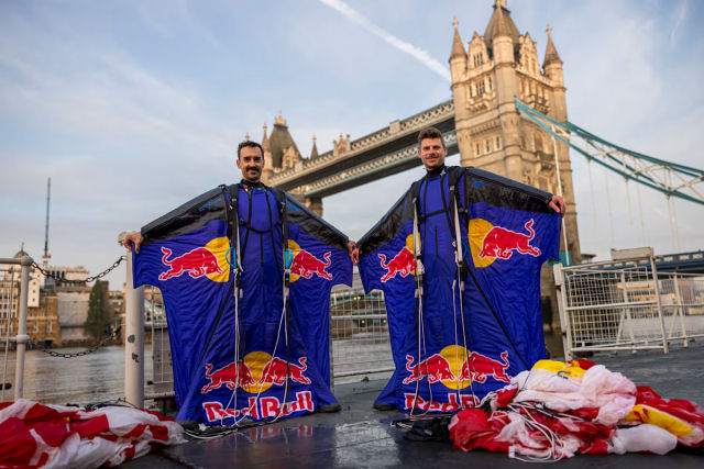 Dois ousados pilotos de wingsuit completaram o primeiro vo pela Tower Bridge de Londres