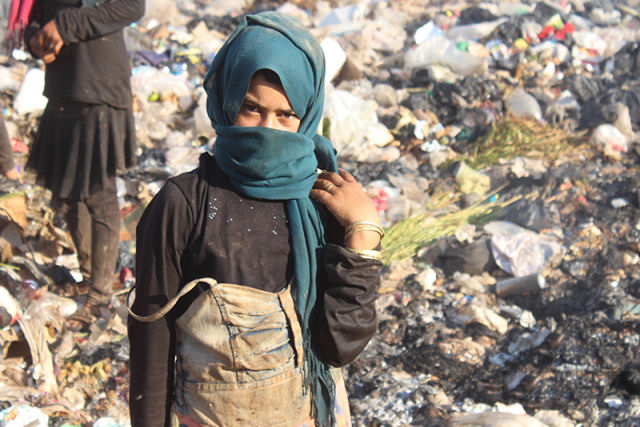 Famlias do noroeste da Sria arriscam as suas vidas vasculhando lixes para ganhar a vida
