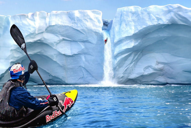 Canosta de elite salta de uma cachoeira glacial de 20 metros de altura