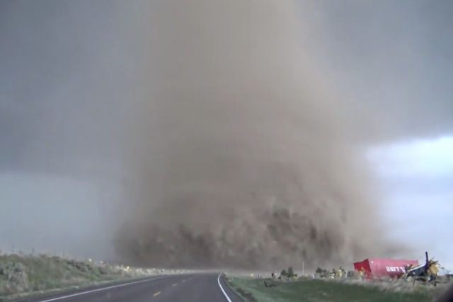 Imagens incrveis de drone mostram um tornado multivrtice derrubando turbinas elicas nos EUA