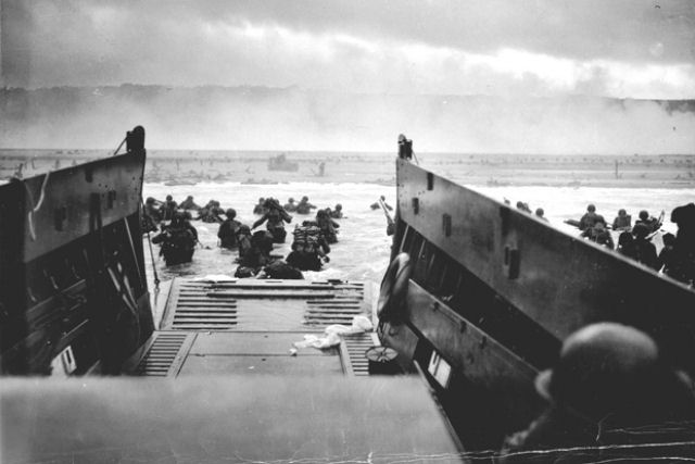 Assista as filmagens de noticirios antigos dos desembarques do Dia D na Normandia
