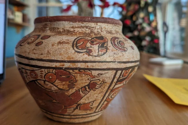 Americana compra um vaso no brech por R$ 21,75 e descobre que  um vaso maia de quase 2.000 anos