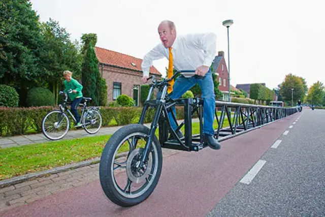 Equipe holandesa constri a bicicleta funcional mais longa do mundo
