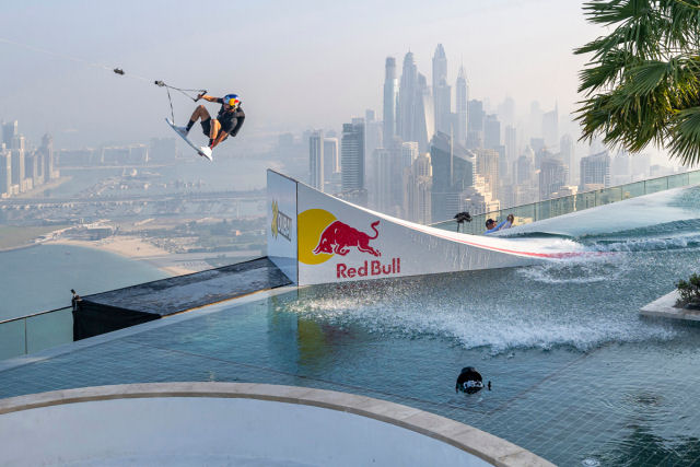 Temerrio completa salto de WakeBASE de piscina infinita em Dubai rebocado por um drone