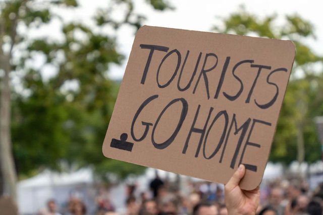 Em Barcelona, o movimento antiturismo adota uma ttica radical: assediar turistas nas ruas