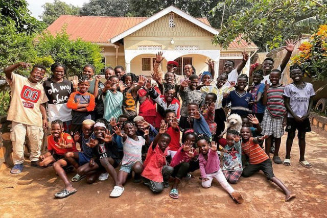 Grupo de dana infantil de Uganda ganha elogios internacionais por impressionantes apresentaes acrobticas
