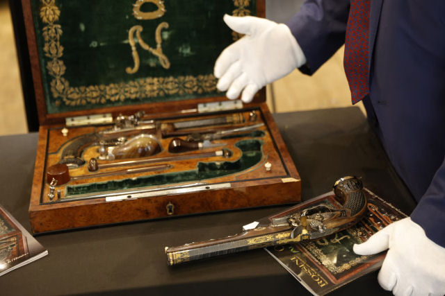 Pistolas elaboradamente decoradas de Napoleo so vendidas por R$ 9,75 milhes em leilo