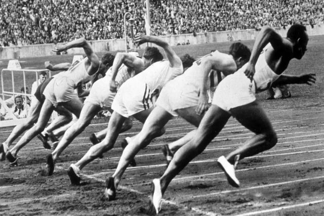 Assista Jesse Owens ganhar quatro ouros nas Olimpadas de 1936 na Alemanha nazista