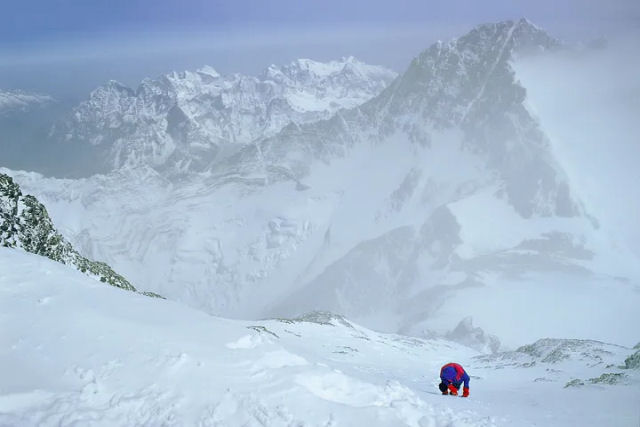Suba o Everest com vdeo de drone da escalada de 8.849 metros at o pico